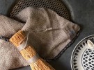 Utrolig vakkert grovt kjøkkenhåndkle/klut i grov lin, naturfarge med sort kant thumbnail