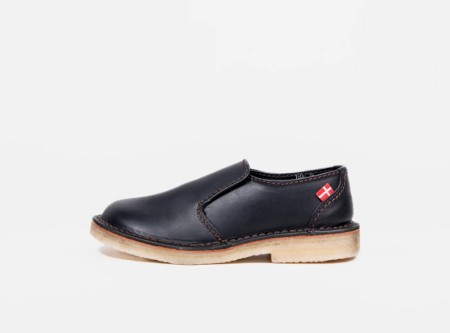 Falster, en sort slip-on sko fra Duckfeet