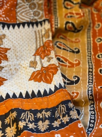 Tynne Kantha-pledd laget av brukte sarier - no 1 - brunorange, beige og sort