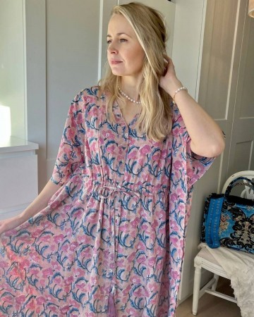 Kaftan kjole bomull fra By Linn Andersen, Blomsterdrøm (one size) (1 igjen)