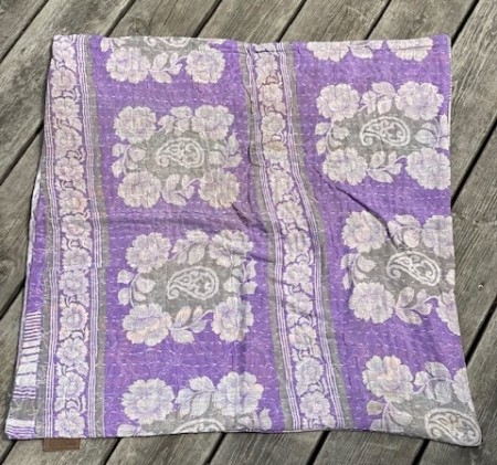 Putetrekk i 100% bomullssari 65 x 65. (lys syrin og beige)