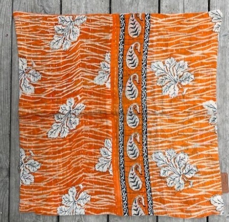 Putetrekk i 100% bomullssari med kantha, 50 x 50 (orange, offwhite og blåsort med grønne sting)