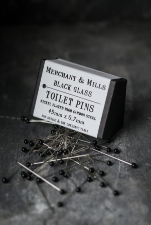 Toilet Pins - store knappenåler fra Merchant & Mills