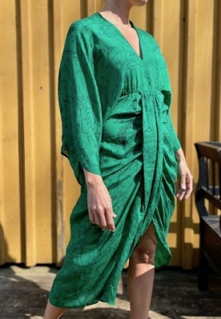 Juno short dress, silkekjole fra Sissel Edelbo - grønn med riddermønster (str S/M)