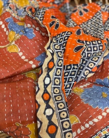 Tynne Kantha-pledd laget av brukte sarier - no 16 - orange, vasket rødt, lyseblått og gult