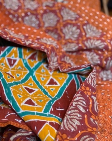 Tynne Kantha-pledd laget av brukte sarier - no 17 - varm orange, burgunderrødt, gult og turkist