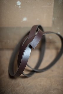 SPLIT COWHIDE - 254 mm skinnstropp fra Merchant and Mills