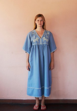 Polly - brodert kjole fra Habiba - lys blå/hvit
