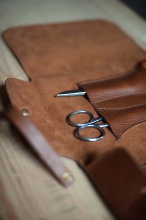 SCISSOR WRAP – KITCHEN - skinnetui med hus- og kjøkkensakser fra Merchant and Mills