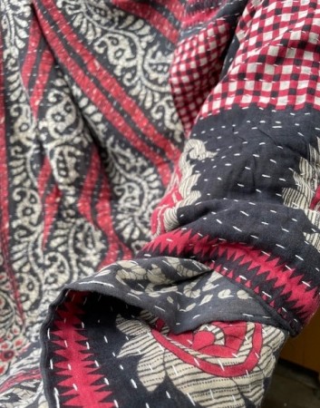 Tynne Kantha-pledd laget av brukte sarier - no 05