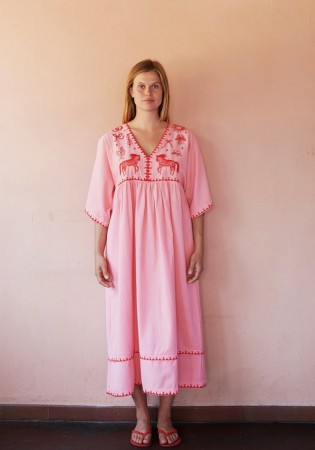 Polly - brodert kjole fra Habiba - rosa/rød