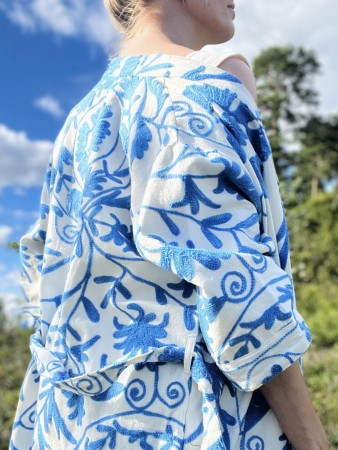 Kimono suzani midi bomull fra By Linn Andersen, blå og hvit