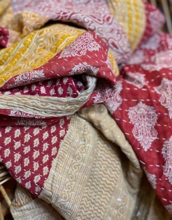 Tynne Kantha-pledd laget av brukte sarier - no 19 - vasket rødt, mørk rødt, beige og gult