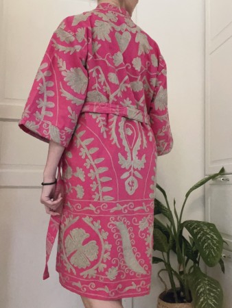 Kimono suzani midi bomull fra By Linn Andersen, rosa og beige