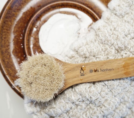 Ansiktsbørste i oljet eik og hestehår fra Iris Handtverk (tørrbørste)