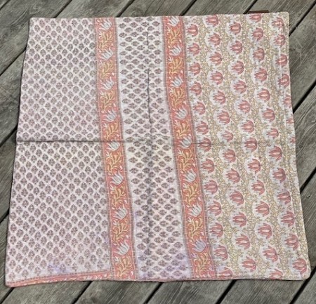 Putetrekk i 100% bomullssari 65 x 65. (dus rosa og offwhite no.02 )