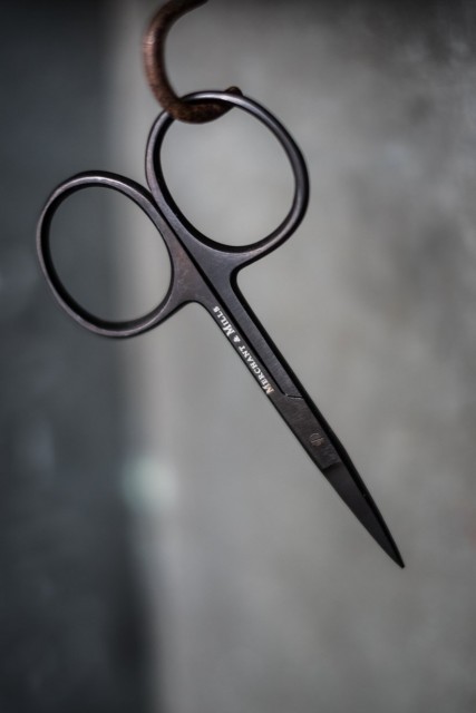 Wide bow scissor